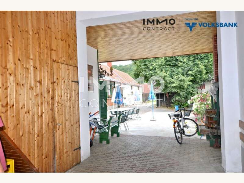 Einfahrt und Zugang zum Innenhof - Hinterem großen Grundstück und Gastgarten sow