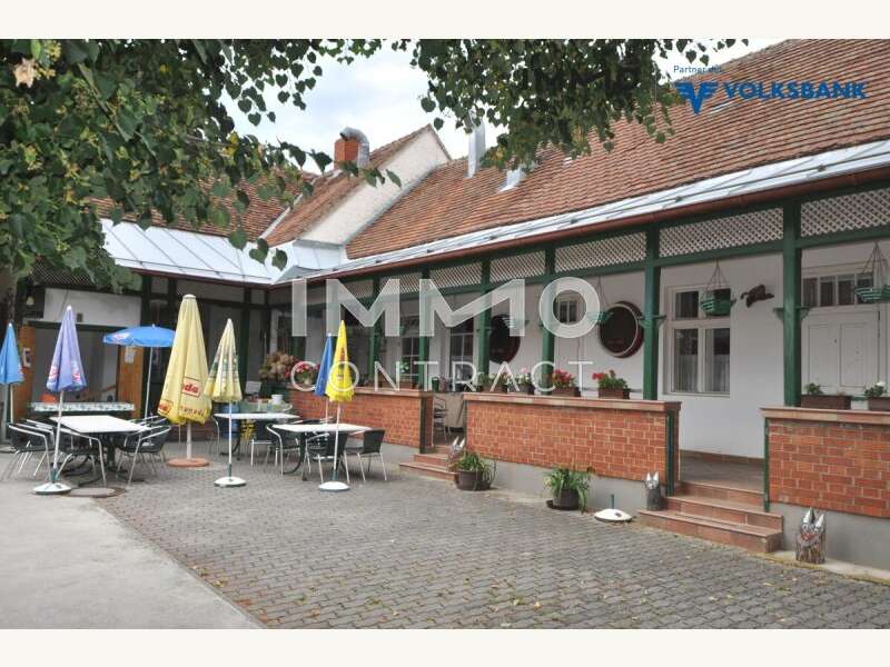 Gastgarten und Veranda mit den Zugängen zu den Gästezimmern