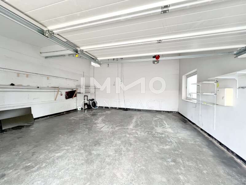 Großraumgarage mit Rolltor