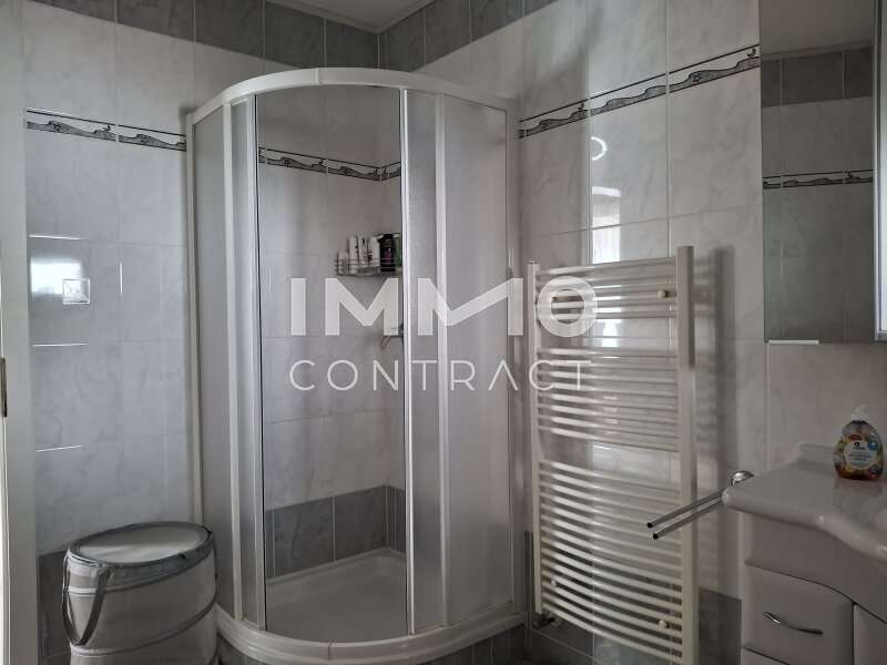 Badewanne mit extra Dusche