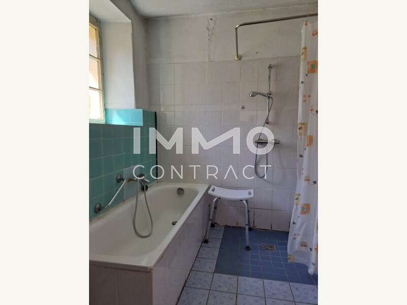 Badezimmer mit Dusche
