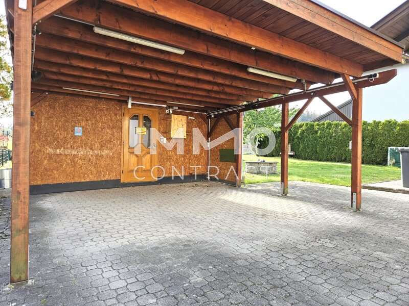 Haus Eggern: Doppelcarport mit Abstellraum Doppelcarport mit Abstellraum