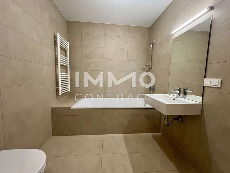 Mietwohnung Wien: Badezimmer mit Badewanne und WC Badezimmer mit Badewanne und WC