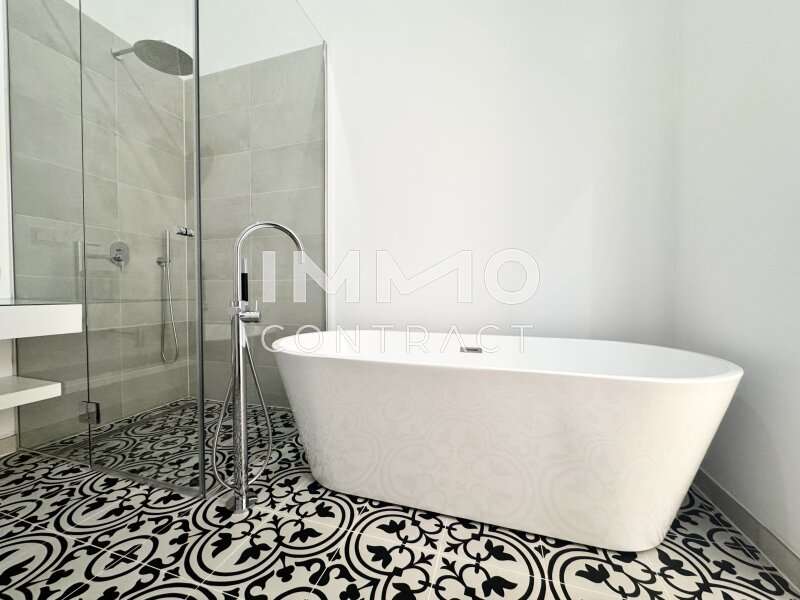 Dachgeschosswohnung Wien: Bad mit Badewanne und Dusche Bad mit Badewanne und Dusche