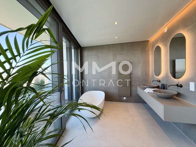 Badezimmer mit Badewanne und Dusche