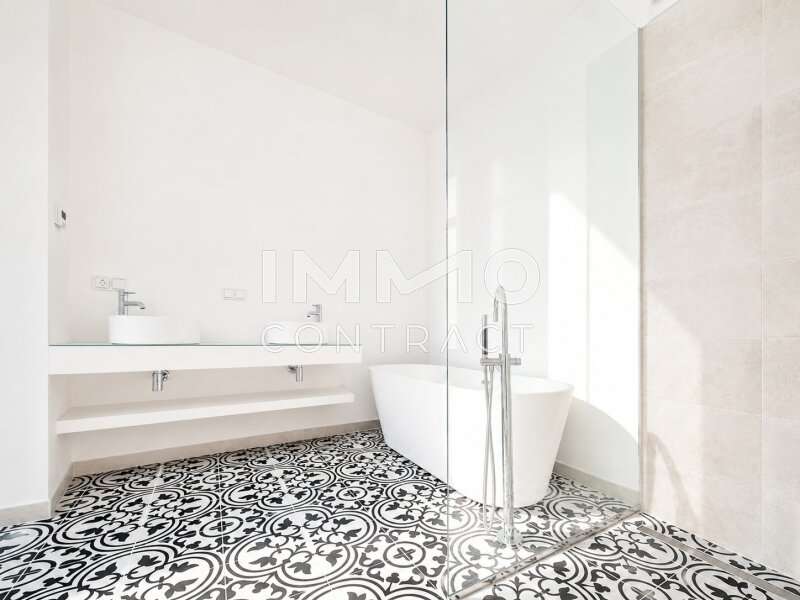 Mietwohnung Wien: BAD MIT BADEWANNE UND DUSCHE BAD MIT BADEWANNE UND DUSCHE