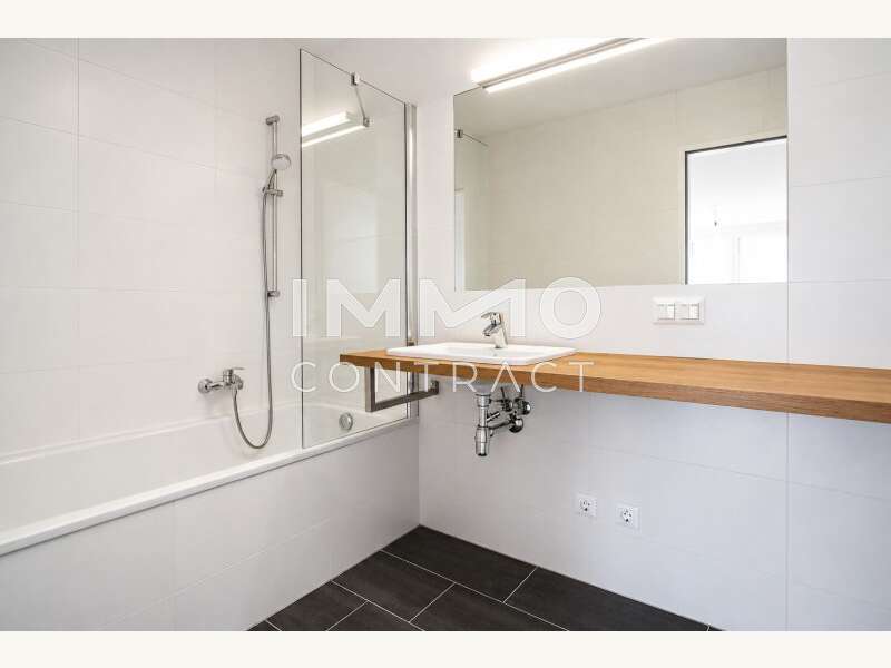 Dachgeschosswohnung Wien: BAD mit BADEWANNE BAD mit BADEWANNE