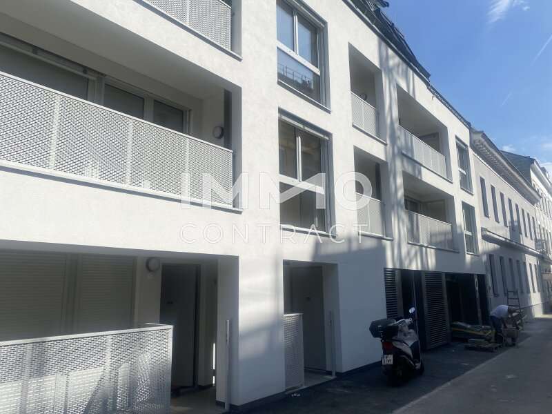 Mietwohnung Wien: Modernes Ambiente Garagentor und Eingangsbereich Modernes Ambiente Garagentor und Eingangsbereich