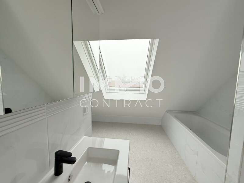 Tageslicht Bad mit Wanne und Dusche