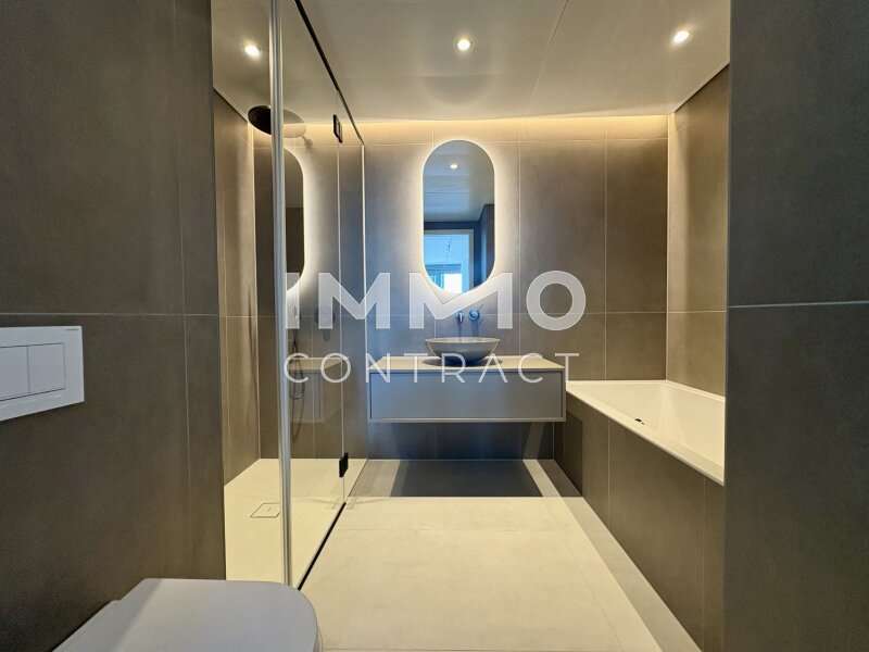 Badezimmer mit Wanne und Dusche, WC