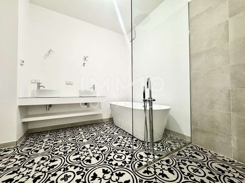 Bad mit Dusche und Wanne_2