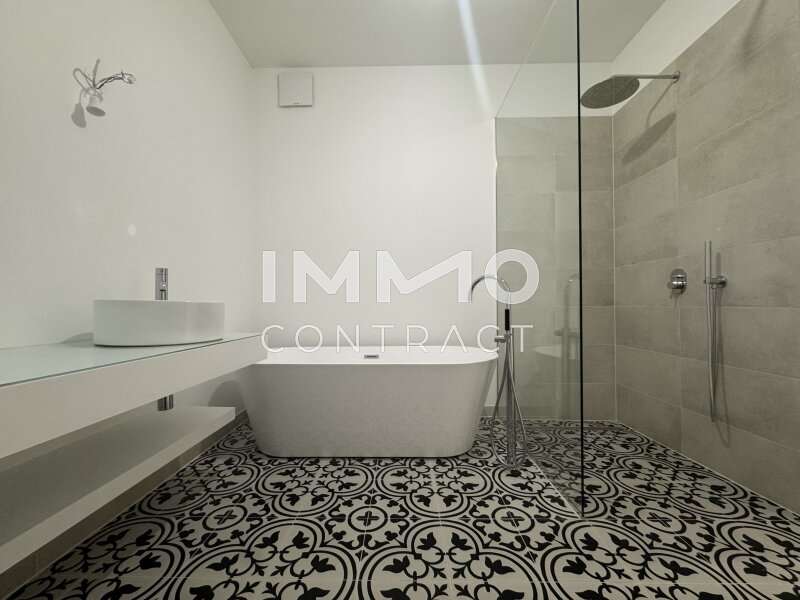 Bad mit Dusche und Wanne_1