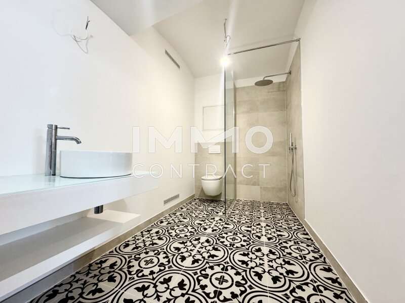 Bad mit Dusche und WC