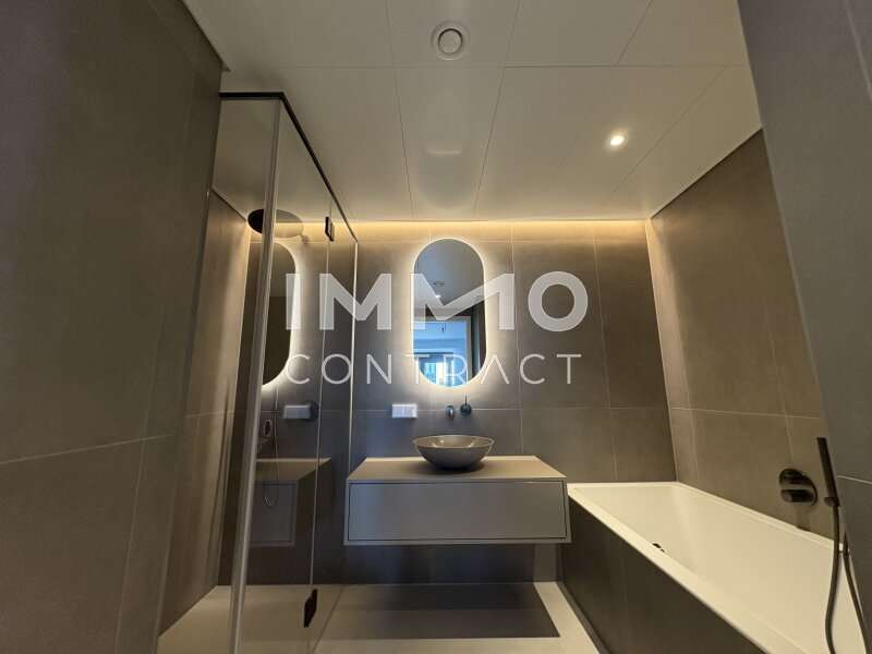 Badezimmer mit Wanne & Dusche