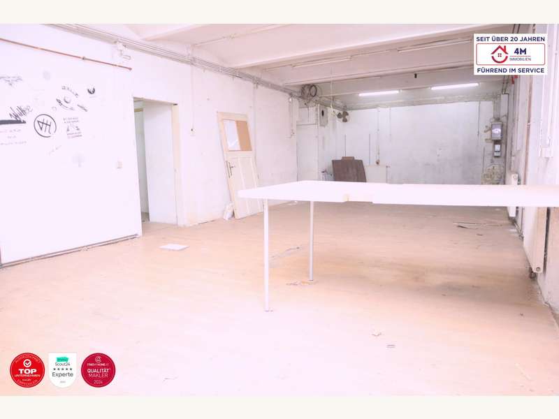 Durchsicht vom Eingang in den Raum