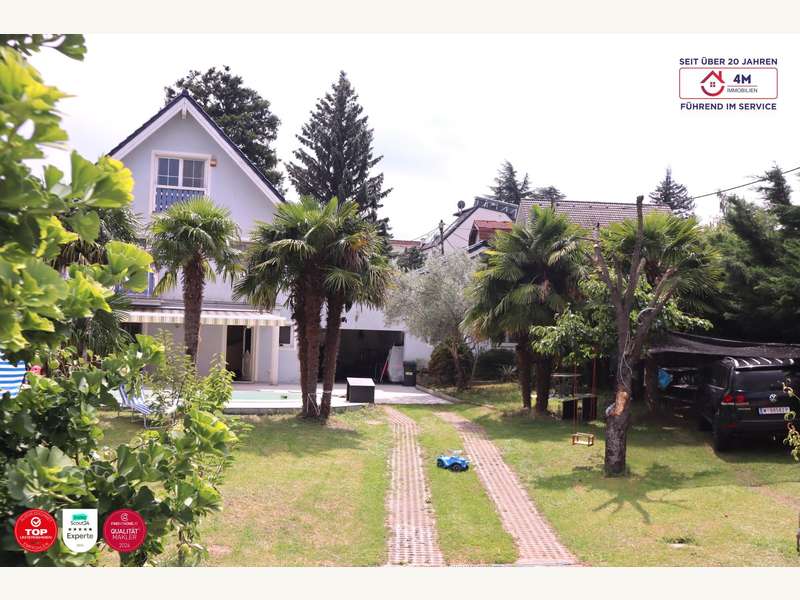 Garten mit Blick auf das Haus