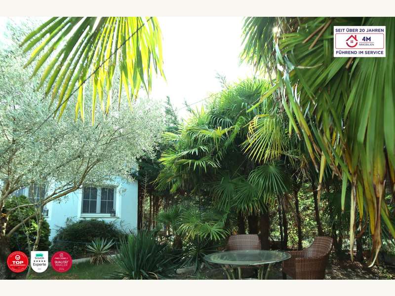 Gästehaus neben Haupthaus mit Sitzbereich