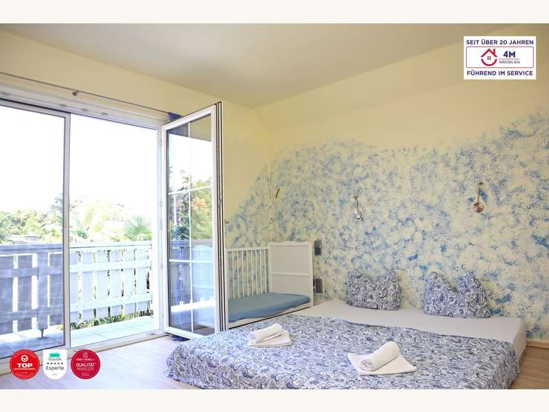 Schlafzimmer mit Balkon und Garderobe