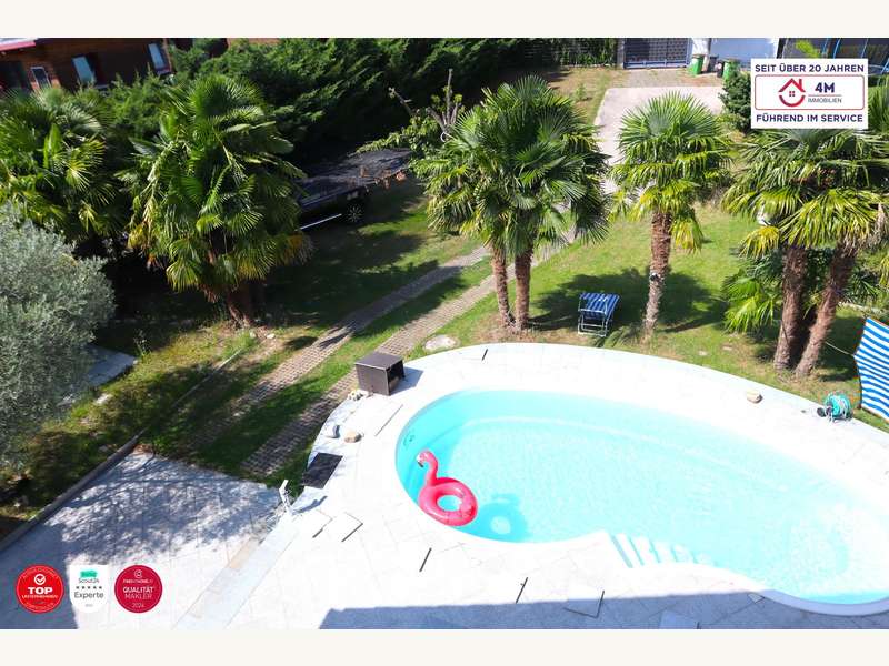 Dachzimmer mit Blick auf Pool, Garten und Palmen