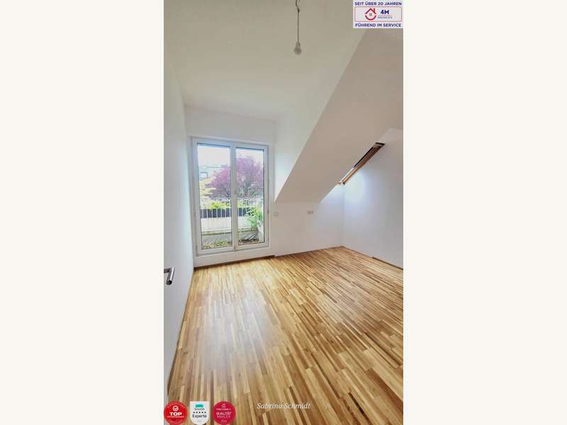 Zimmer mit kleinem Bad