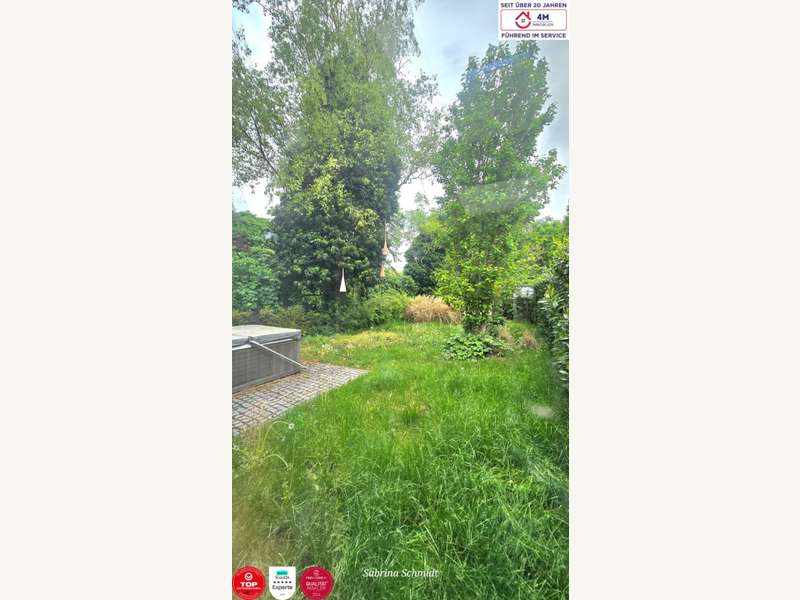 Garten hinter dem Haus mit Whirlpool