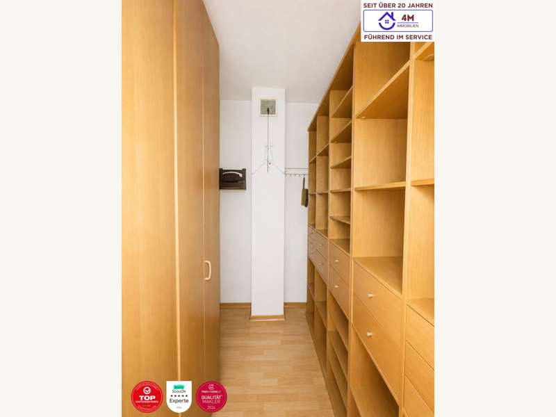 Dachgeschosswohnung Wien: Begehbarer Kleiderschrank Begehbarer Kleiderschrank