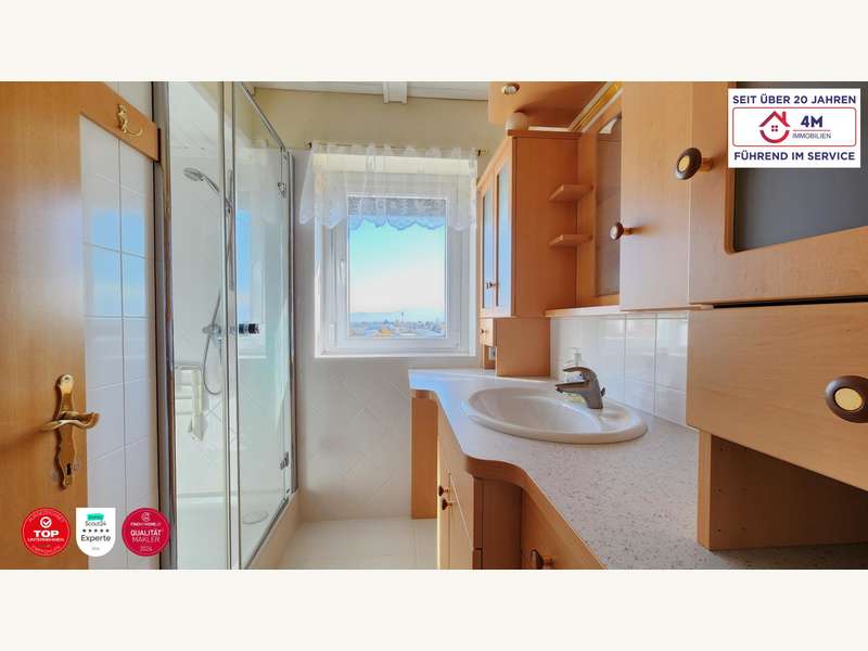 Badezimmer mit Dusche und Ausblick