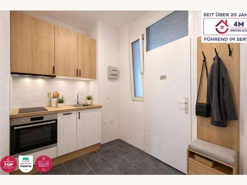 Küche in kleinem Eingangsbereich staged