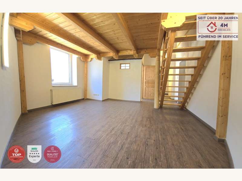 Terrassenwohnung Wien: Wohnzimmer mit Galerie Wohnzimmer mit Galerie