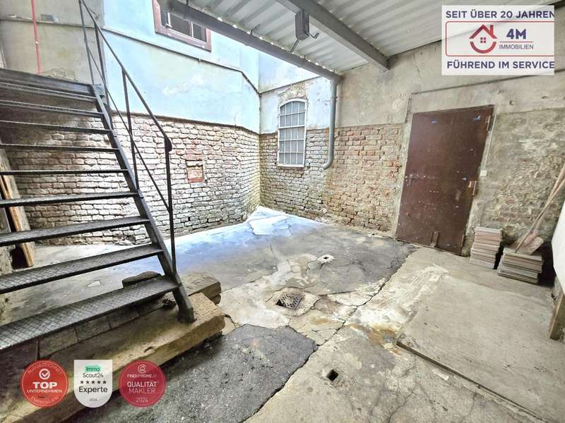 Terrassenwohnung Wien: Privater Hof mit Potenzial für Terrasse oder Stadt Privater Hof mit Potenzial für Terrasse oder Stadt