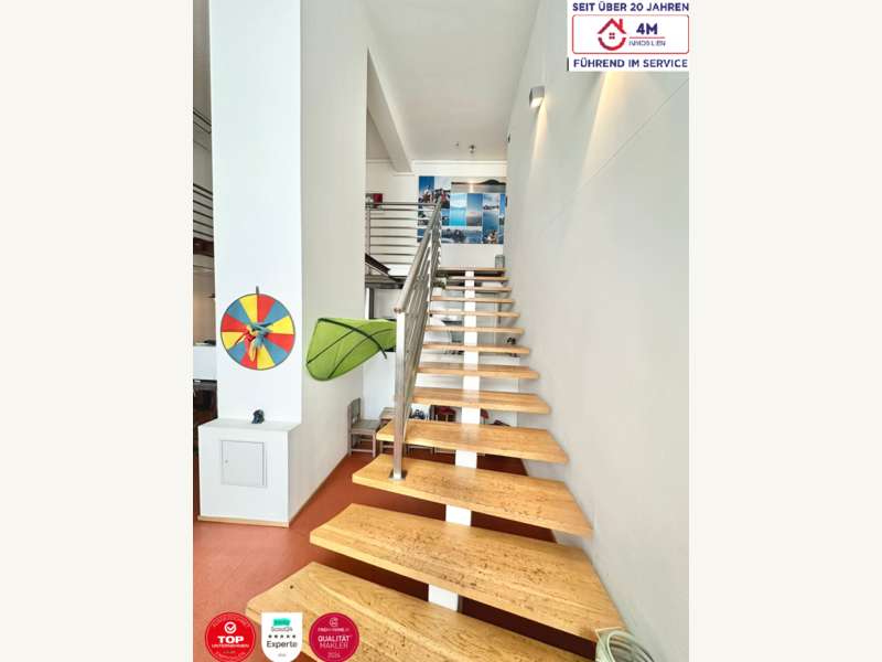 Treppenaufgang zum Flur im Obergeschoss