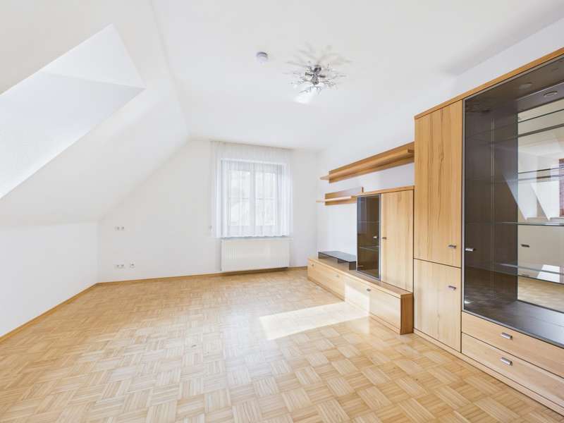 CAM04191G0-PR0066-STILL019