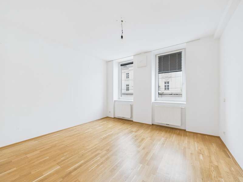 CAM04191G0-PR0076-STILL011