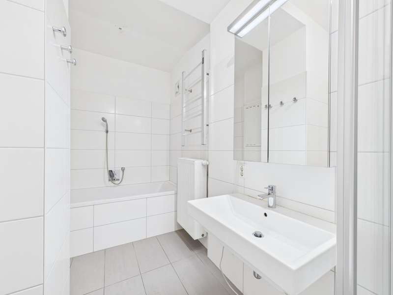 CAM04191G0-PR0076-STILL010