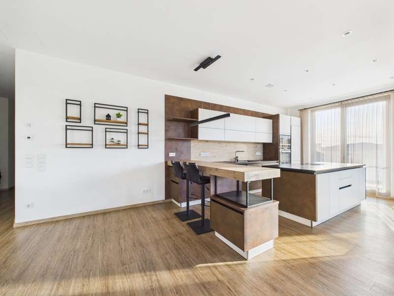 CAM04191G0-PR0068-STILL008