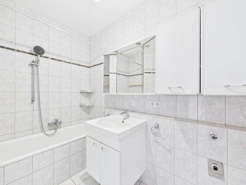 CAM04191G0-PR0077-STILL010