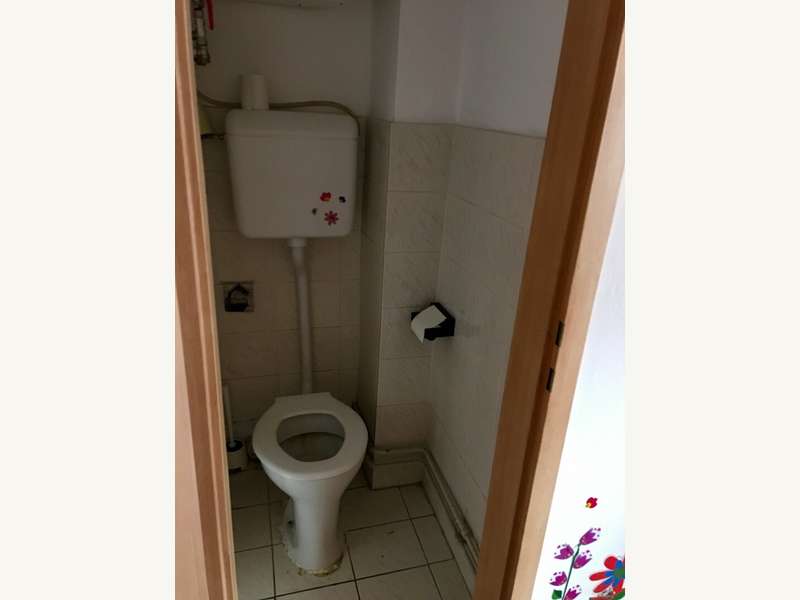 separates WC