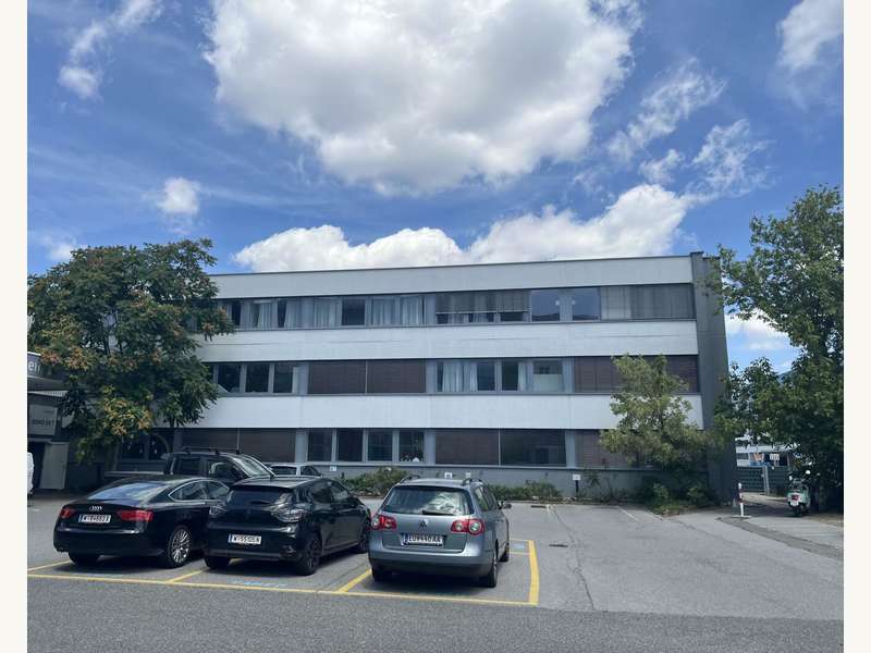 Ansicht von Aussen mit Parkplätzen