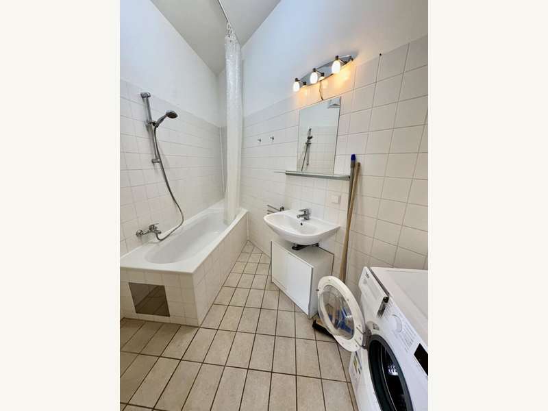 Dachgeschosswohnung Graz: Badezimmer mit Wanne Badezimmer mit Wanne