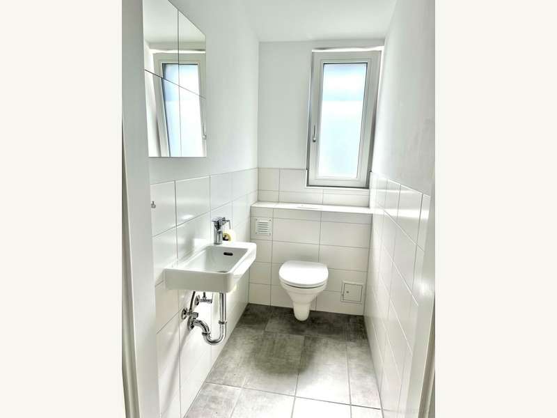 Penthouse Graz: extra WC mit Handwaschbecken und Fenster extra WC mit Handwaschbecken und Fenster