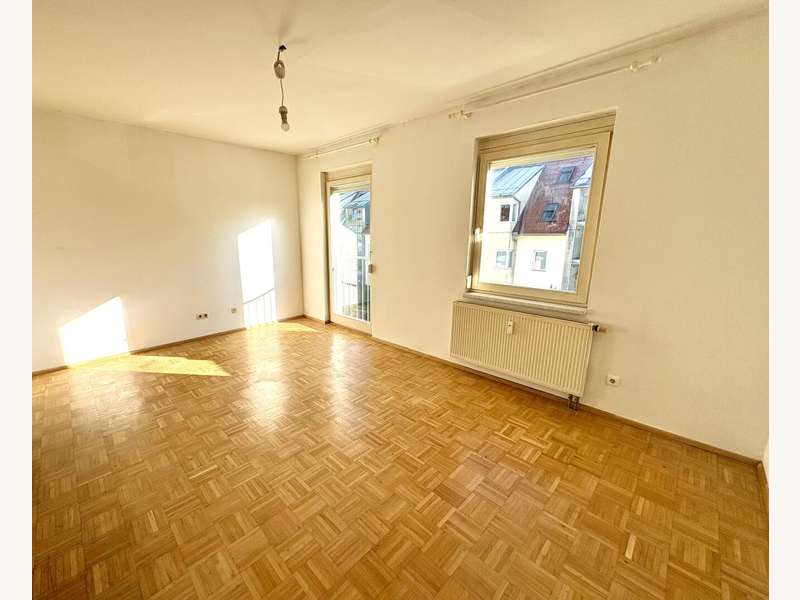 Mietwohnung Graz: Wohnzimmer mit französischem Balkon Wohnzimmer mit französischem Balkon