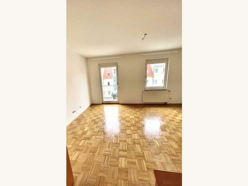 Mietwohnung Graz: Wohnraum mit offener Küche und Ausgang auf den Balkon Wohnraum mit offener Küche und Ausgang auf den Balkon