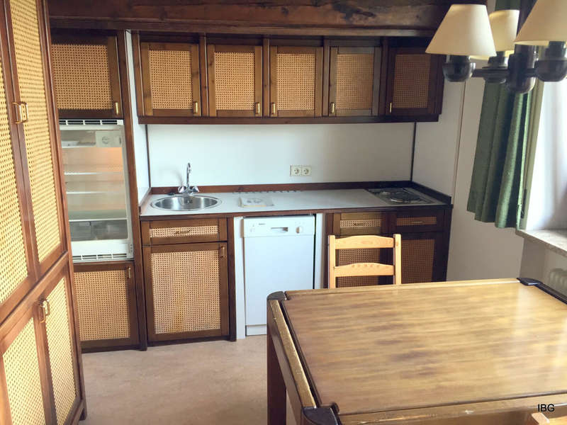 möblierte Küche mit Geschirrspüler