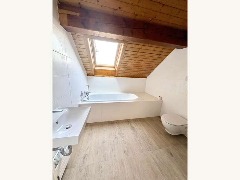 Badezimmer mit Wanne und Dusche