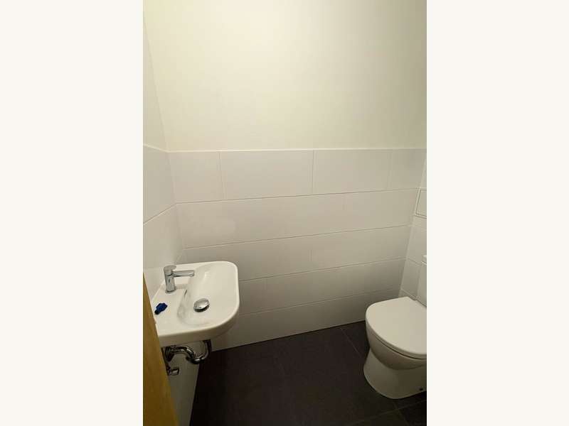 WC mit Waschbecken