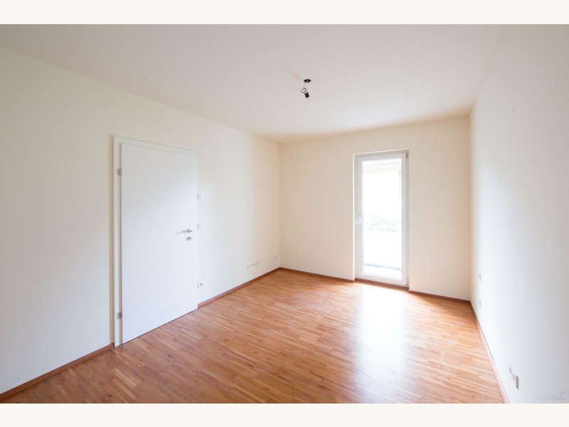 Zimmer im EG, mit Balkontüre