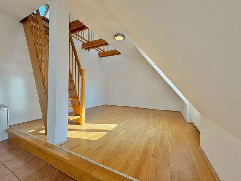 Wohnzimmer mit Treppe zur Galerie