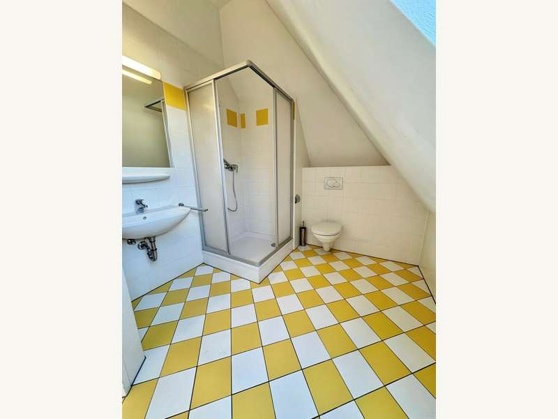 2. Bad mit Dusche und WC