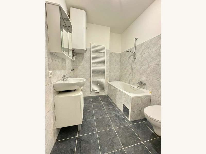 Bad mit Wanne, WC und Waschmaschinen-Anschluss