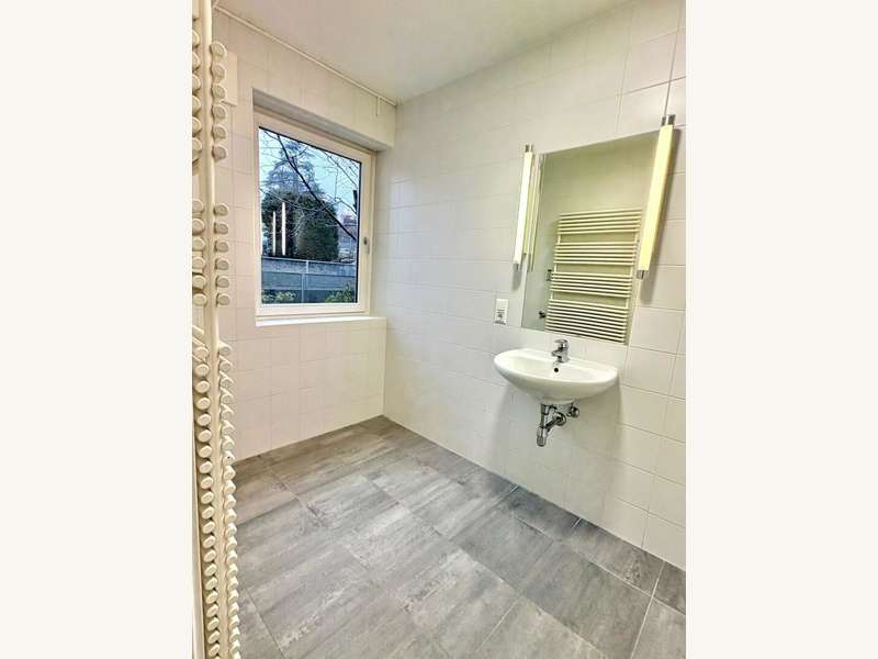 Mietwohnung Graz: Bad mit Fenster, Handtuchtrockner... Bad mit Fenster, Handtuchtrockner...